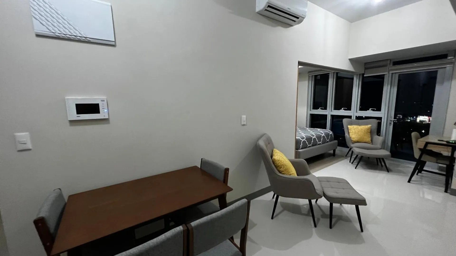 1 Bedroom Uptown Bgc Condo With Balcony Manila 0*,  Filippine