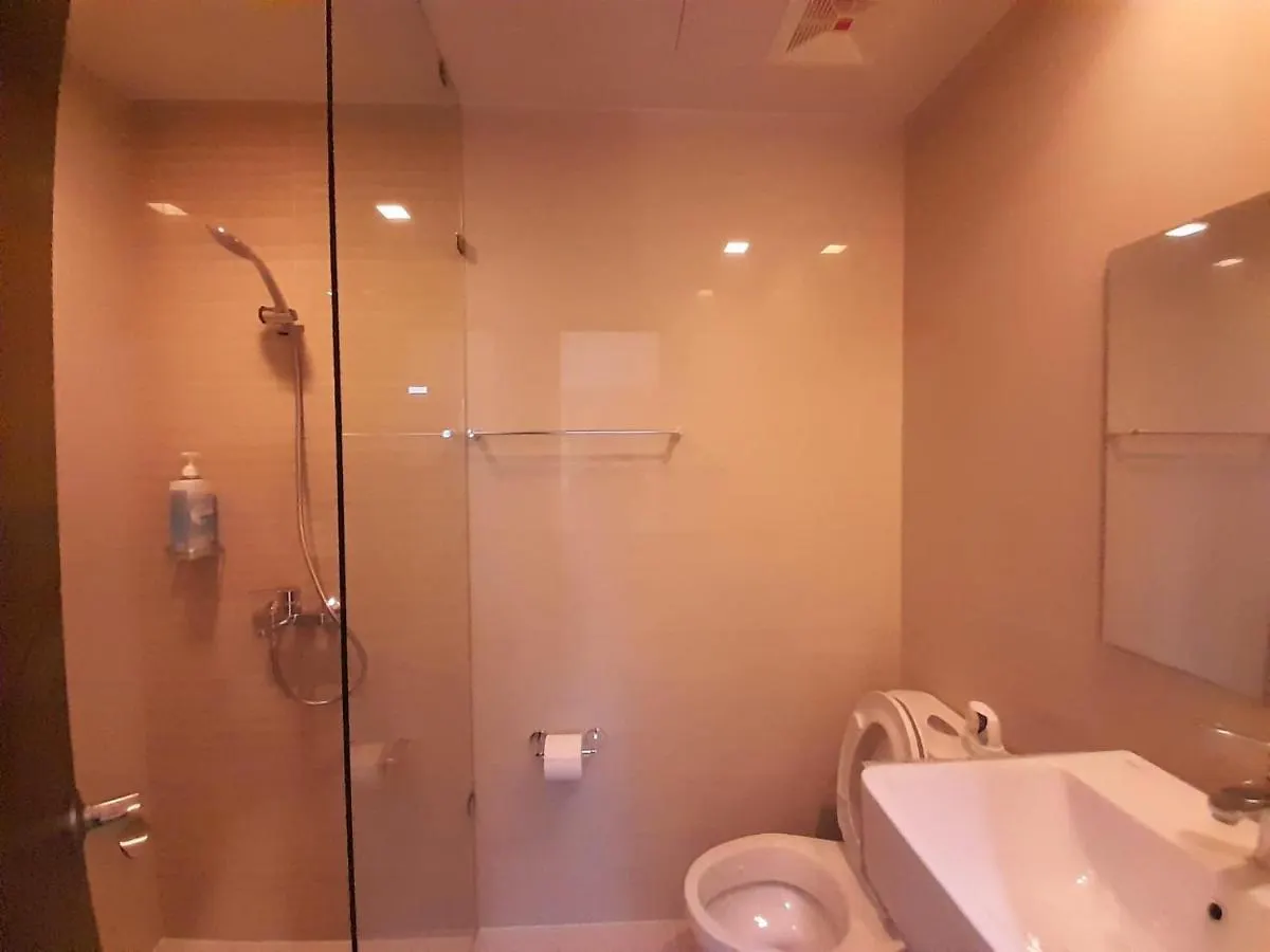 1 Bedroom Uptown Bgc Condo With Balcony Manila 0*,  Philippines