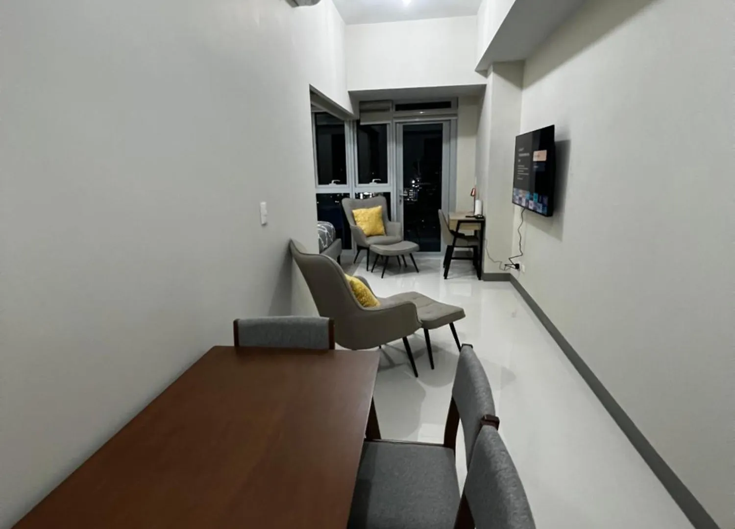 1 Bedroom Uptown Bgc Condo With Balcony Manila 0*,